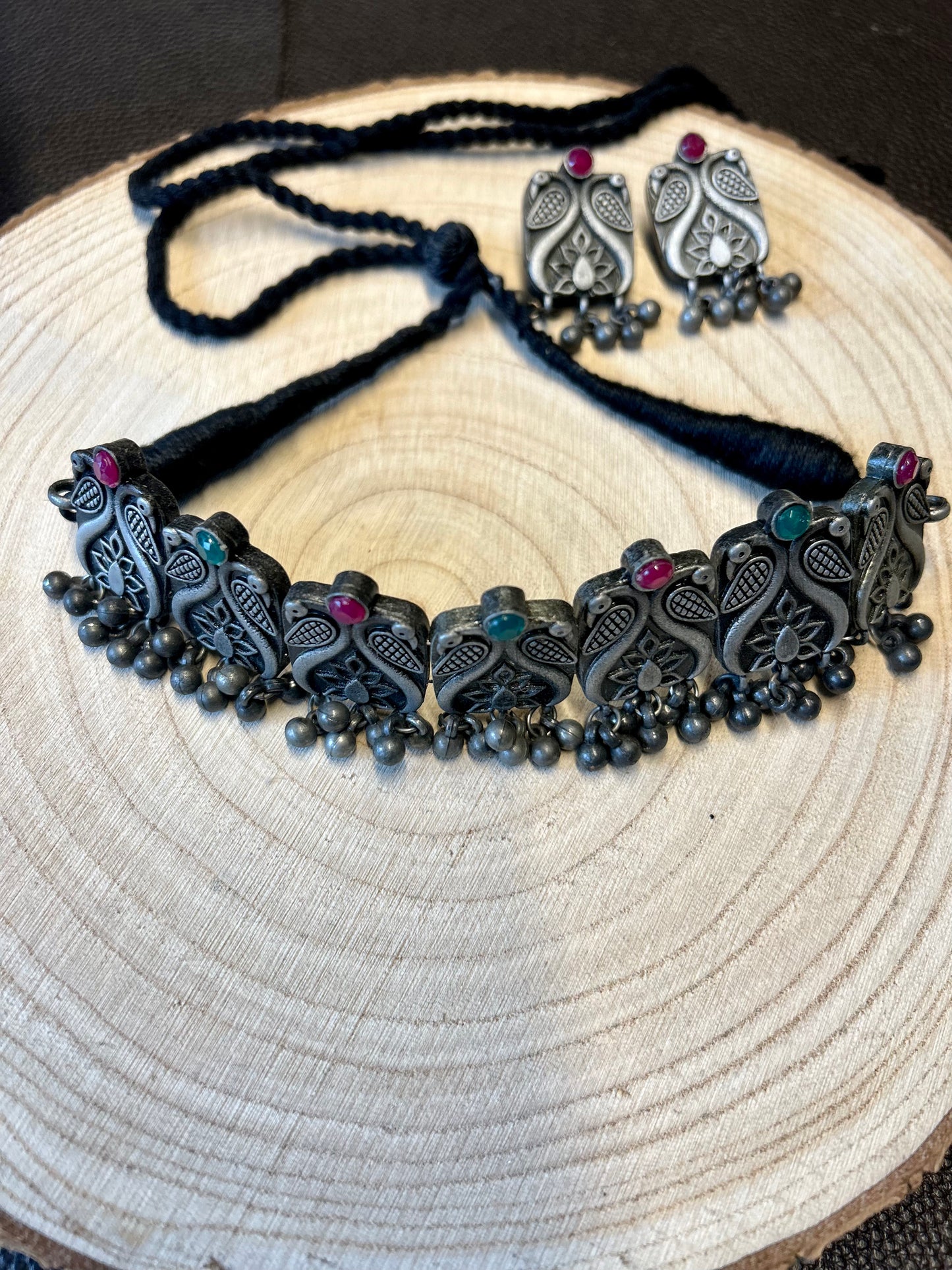 Antique style choker with red and green beads, with earrings