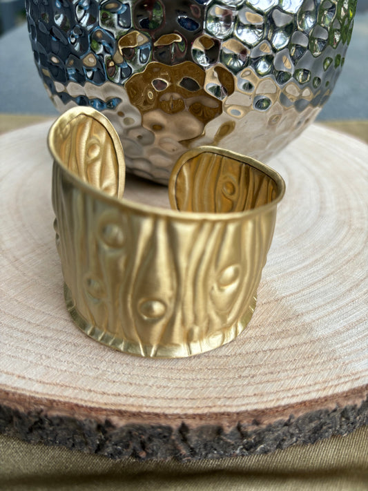 Messing-Armbänder - Breites goldfarbenes Armband mit einzigartigem Kräuseldesign