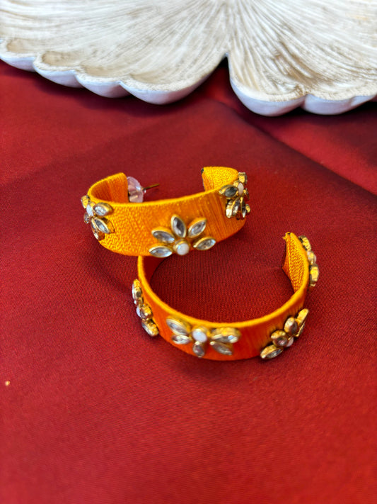 Seidenfaden-Ohrringe - Orange farbe mit goldenen Kundan-Motiven