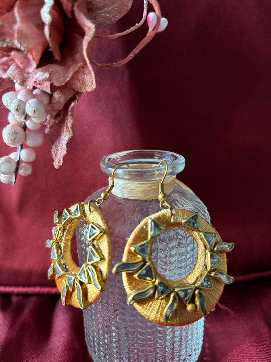 Seidenfaden-Ohrringe - Gelbfarbe mit goldenen Kundan-Motiven