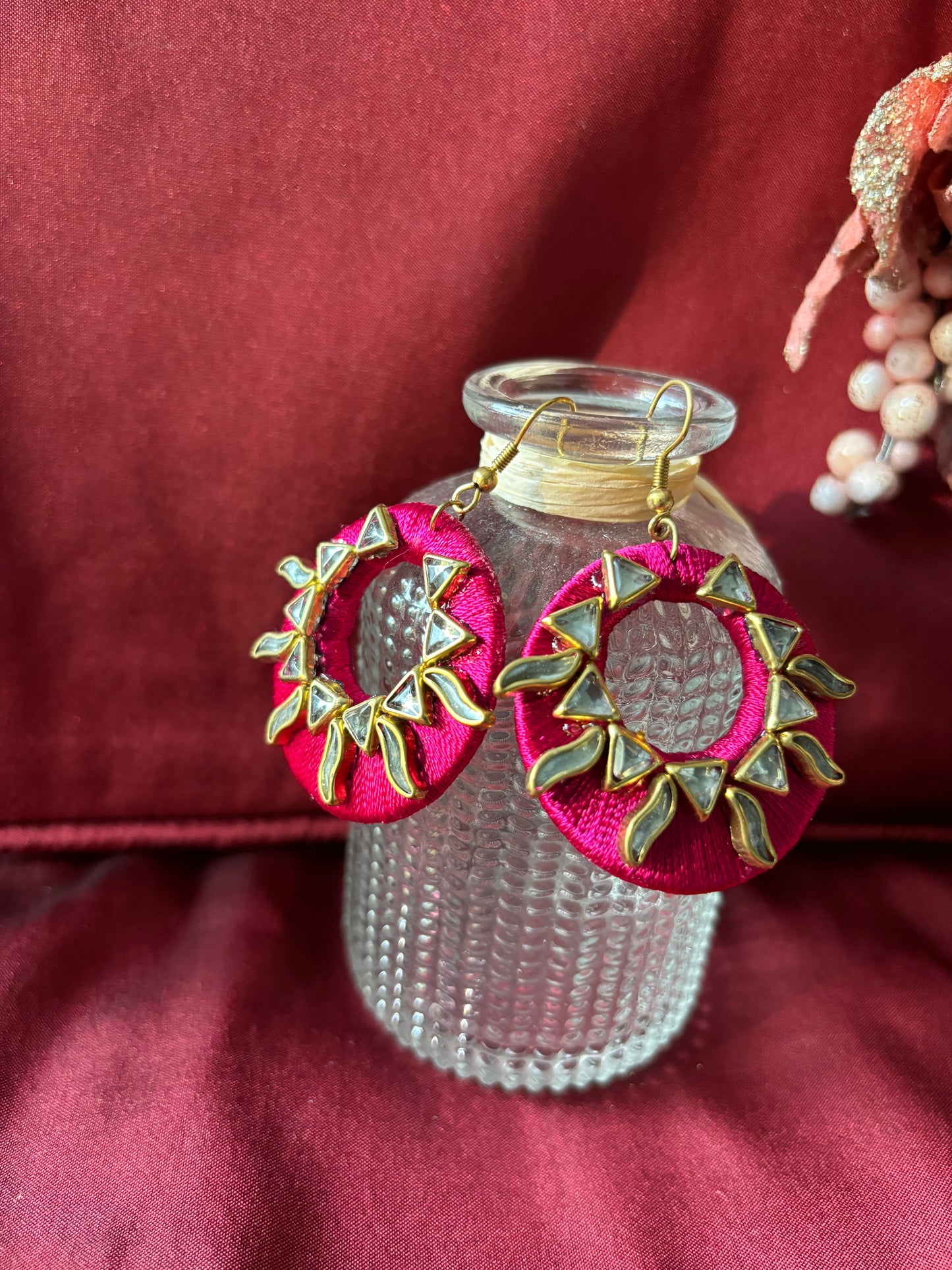 Seidenfaden-Ohrringe -  Dunkelrosa farbe mit goldenen Kundan-Motiven