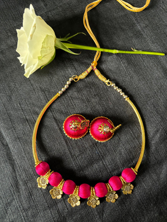 Choker-Halskettenset mit runden Perlen und Metallblättern in Rosa Farbe