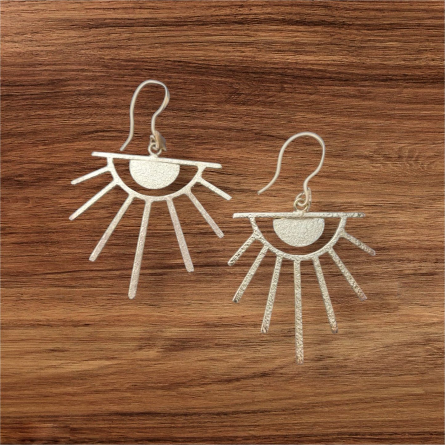 Sun-shaped earrings with seven rays